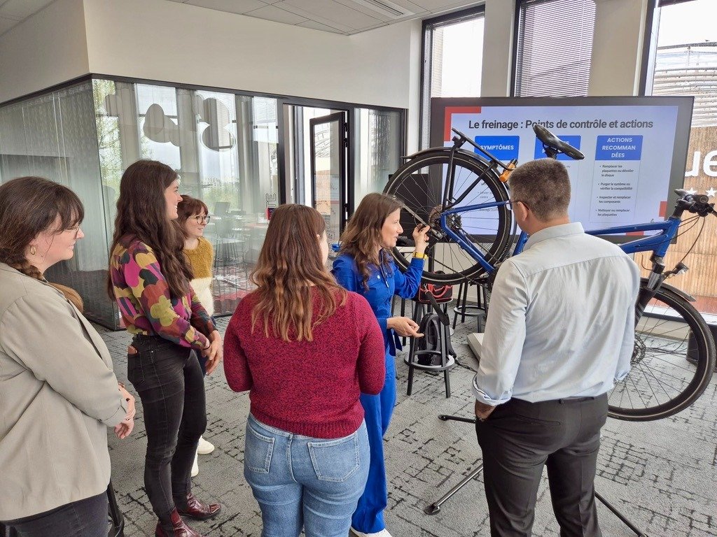 Atelier mobilité vélo en entreprise avec des collaborateurs